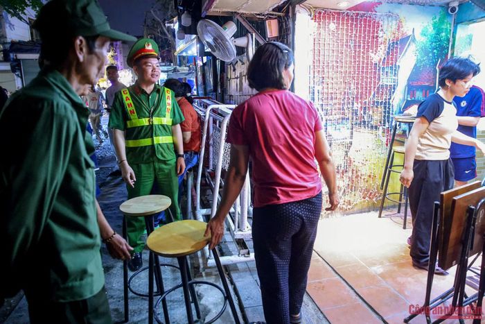 Nhiều quán cà phê tự ý kê bàn ghế sát đường ray, thu hút du khách chụp ảnh, tiềm ẩn nguy cơ mất an toàn. Công tác xử lý được triển khai nhanh chóng nhằm bảo đảm an toàn cho các chuyến tàu qua khu vực.