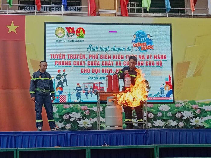Giáo viên và các em học sinh được thực hành sử dụng bình chữa cháy
