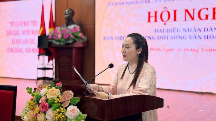 Phó Chủ tịch Ủy ban MTTQ Việt Nam phường - Bí thư Đoàn thanh niên phường Ba Đình Phạm Thu Phương trình bày báo cáo tại hội nghị. Ảnh: Mạnh Tiến