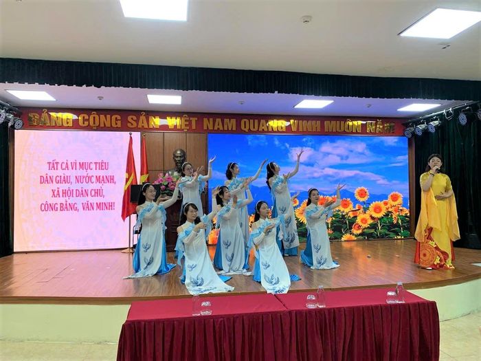 Tiết mục văn nghệ mở màn Hội nghị đại biểu nhân dân bàn việc xây dựng đời sống văn hóa ở cơ sở năm 2026. Ảnh: Hoàng Sơn