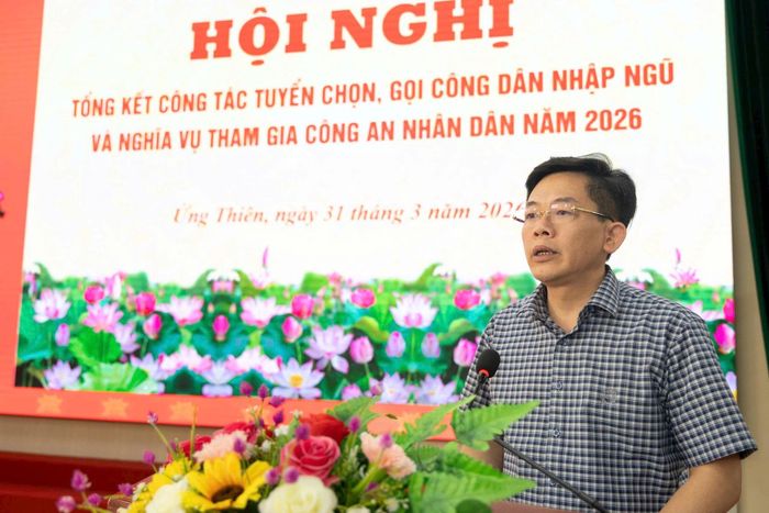 Chủ tịch UBND xã, Chủ tịch Hội đồng Nghĩa vụ quân sự xã Ứng Thiên Đỗ Năng Bình phát biểu. Ảnh: Cao Hồng