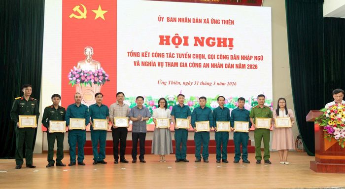 Các tập thể, cá nhân được khen thưởng. Ảnh: Cao Hồng