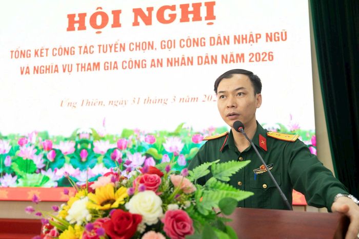 Trung tá Trần Văn Thảo, Chỉ huy trưởng Ban Chỉ huy quân sự xã Ứng Thiên phát biểu. Ảnh: Cao Hồng