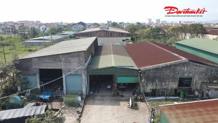 Năm 2013, UBND tỉnh Hà Tĩnh ban hành Quyết định số 3774/QĐ-UBND ngày 27/11/2013 về việc phê duyệt quy hoạch phát triển CCN tỉnh Hà Tĩnh đến năm 2020, tầm nhìn đến năm 2025. Theo đó, UBND tỉnh đưa CCN Bắc Thạch Quý ra khỏi quy hoạch phát triển CCN trên địa bàn tỉnh trong giai đoạn 2016 - 2020. Mặc dù CCN Bắc Thạch Quý đã “lọt lưới” quy hoạch nhưng 13 năm qua, các doanh nghiệp vẫn hoạt động xen kẻ với khu dân cư Hậu Thượng, phường Thành Sen. 