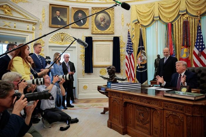 Ông Trump trả lời phóng viên tại Phòng Bầu dục của Nhà Trắng trong ngày 31/3. Ảnh: Reuters.