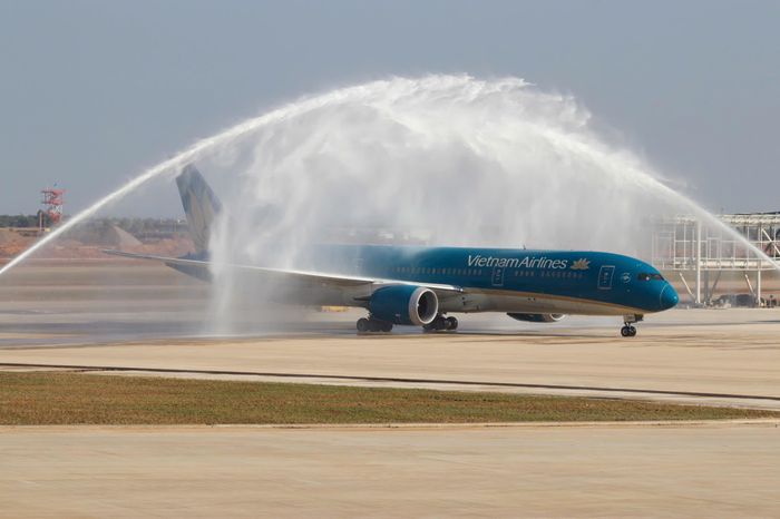  Chuyến bay của Vietnam Airlines khởi hành từ sân bay Nội Bài (Hà Nội) hạ cánh xuống sân bay Long Thành (Đồng Nai) lúc 8h10 sáng 19/12/2025. Đây là chuyến bay chở khách đầu tiên hạ cánh ở "siêu" cảng hàng không này. Ảnh: Việt Linh. 