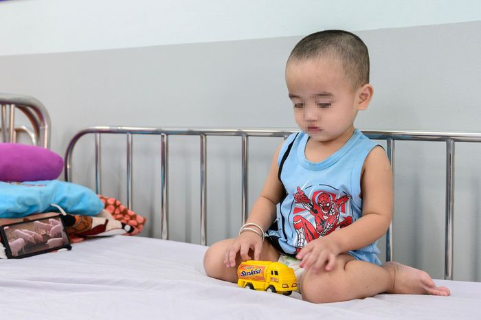 Bé trai mắc tay chân miệng được truyền dịch và theo dõi tại giường bệnh. Các trường hợp có dấu hiệu nặng hoặc mất nước cần được điều trị hỗ trợ tích cực. Ngành y tế khuyến cáo phụ huynh cần phát hiện sớm dấu hiệu nặng để đưa trẻ đến cơ sở y tế kịp thời. Việc chăm sóc đúng cách góp phần giảm nguy cơ diễn tiến nặng. 