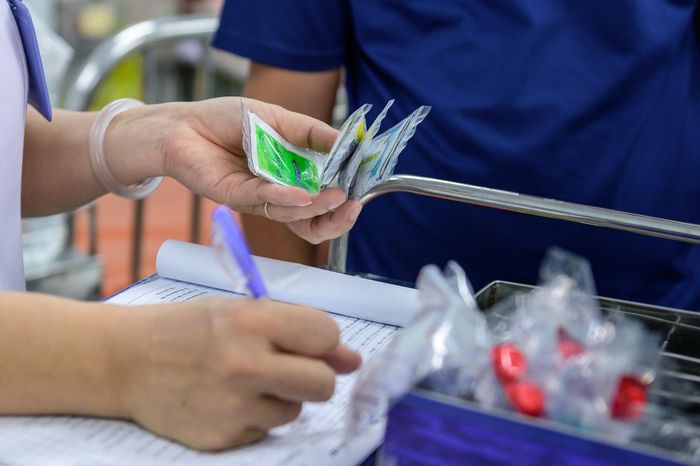  Nhân viên y tế chuẩn bị thuốc cho bệnh nhi. Công tác cấp phát thuốc được thực hiện chặt chẽ nhằm đảm bảo đúng phác đồ điều trị theo hướng dẫn của Bộ Y tế. Trong bối cảnh số ca mắc gia tăng, bệnh viện đã chủ động dự trù đầy đủ thuốc và vật tư từ sớm. Trường hợp thiếu immunoglobulin có thể sử dụng thuốc thay thế theo quy định. Các giải pháp này giúp đảm bảo hiệu quả điều trị và hạn chế biến chứng nặng. 