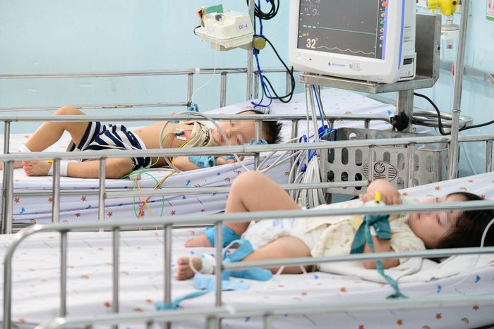  Các giường bệnh được bố trí sát nhau trong khu hồi sức nhiễm, phản ánh áp lực điều trị khi số ca nặng tăng rõ rệt. Tại Bệnh viện Nhi đồng 1, chỉ trong 3 tháng đầu năm đã ghi nhận khoảng 80 ca nặng, cao hơn cả năm 2025 với 58 ca. Tỷ lệ ca nặng từ độ 2B trở lên tại TP.HCM chiếm khoảng 1,3%. Đường biểu diễn số ca năm 2026 đang cao hơn mức trung bình 5 năm trước. Điều này cho thấy xu hướng gia tăng đáng lo ngại của dịch bệnh. 