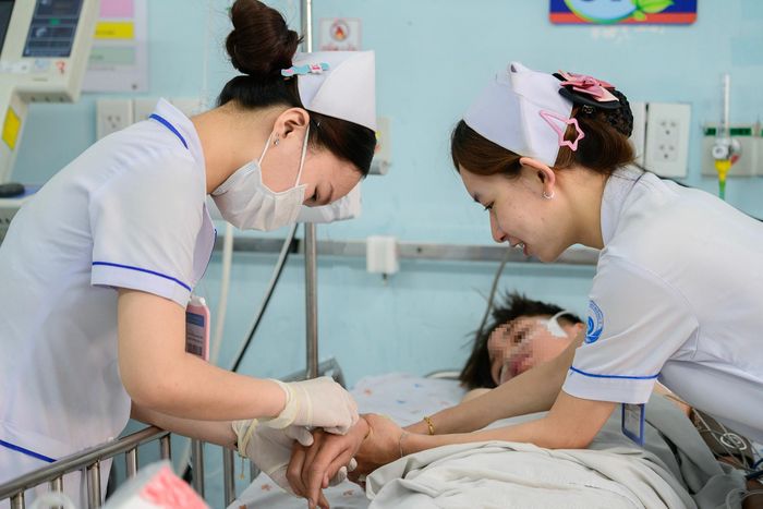  Tại khoa Nhiễm - Thần kinh, khu vực điều trị tích cực (ICU) là nơi tập trung những ca bệnh từ độ 2B (nhóm 2) đến độ 4 - những trẻ đã có biến chứng thần kinh, tim mạch hoặc suy hô hấp nặng. Đây là khu vực biệt lập hoàn toàn, áp dụng quy trình kiểm soát nhiễm khuẩn ở mức cao nhất. Trước khi tiếp cận từng giường bệnh, nhân viên y tế phải tuân thủ nghiêm ngặt quy trình sát khuẩn tay và thay đồ bảo hộ để ngăn chặn lây nhiễm chéo giữa các bé vốn đang có hệ miễn dịch suy kiệt.
