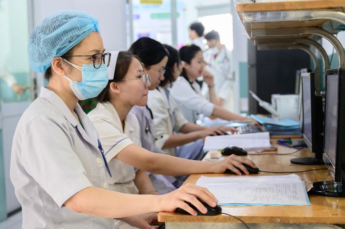  Nhân viên y tế phối hợp liên tục giữa các khoa để xử trí kịp thời các ca bệnh diễn tiến nặng. Hoạt động hội chẩn từ xa được duy trì định kỳ 2 tuần/lần với toàn hệ thống phía Nam. Năm 2025, hoạt động này thu hút gần 1.000 học viên và hàng trăm điểm cầu. Các ca bệnh điển hình được thảo luận, rút kinh nghiệm chung. Điều này góp phần nâng cao chất lượng điều trị toàn hệ thống. 