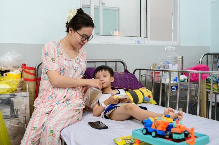  Bệnh viện Nhi đồng 1 đã nâng số giường hồi sức từ khoảng 30 lên 50 giường sau khi thành lập thêm khoa Hồi sức nhiễm. Đồng thời, một trung tâm chuyên sâu bệnh truyền nhiễm quy mô 9 tầng đang được xây dựng, dự kiến hoàn thành năm 2027. Theo Cục Phòng bệnh, Bộ Y tế, trong 3 tháng đầu năm, cả nước ghi nhận khoảng 25.000 ca mắc, riêng khu vực phía Nam chiếm hơn 18.000 ca, tương đương 72%. Tại TP.HCM, hơn 7.000 ca đã được ghi nhận trong 11 tuần đầu năm, có 4 ca không qua khỏi. 