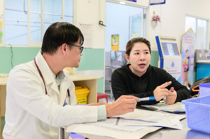  Tại bàn khám, các bác sĩ dành thời gian lắng nghe phụ huynh mô tả chi tiết từng biểu hiện của trẻ tại nhà. Những thông tin về tần số trẻ giật mình, mức độ quấy khóc hay khả năng đáp ứng với thuốc hạ sốt được ghi nhận kỹ lưỡng để phân loại chính xác độ bệnh. Dựa trên lời kể của gia đình, bác sĩ sẽ tư vấn cụ thể: trường hợp nào đủ điều kiện theo dõi tại nhà và trường hợp nào bắt buộc phải nhập viện ngay để can thiệp y tế. 