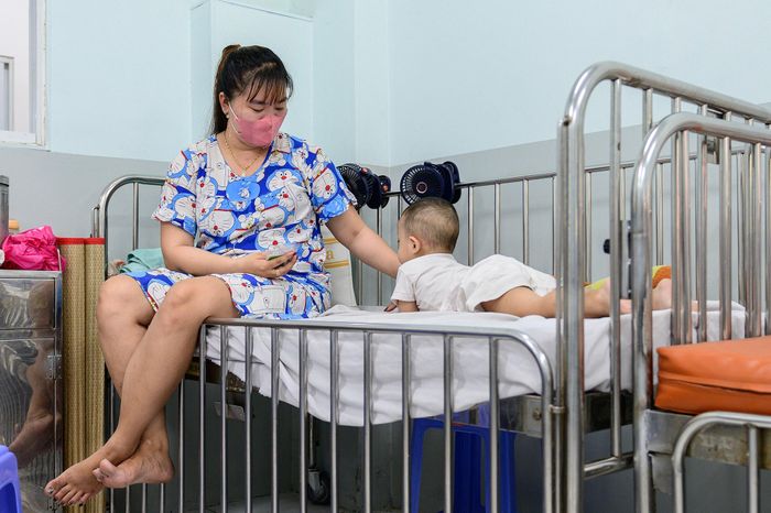  Không khó để bắt gặp hình ảnh những phụ huynh kiên nhẫn dỗ dành, đút từng thìa nước hay chăm chút từng bữa ăn cho con trẻ. Với bệnh nhi tay chân miệng, việc ăn uống vốn dĩ đã khó khăn nay càng trở nên "nan giải" bởi những vết loét đau rát trong miệng khiến trẻ biếng ăn và quấy khóc liên tục. 