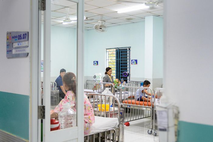  Khoa Nhiễm - Thần kinh đã thiết lập sẵn phương án "đàn hồi" quy mô giường bệnh. Trong tình huống khẩn cấp, đơn vị này có khả năng mở rộng thần tốc từ 150 lên 250 giường chỉ trong thời gian ngắn. Bệnh viện cũng xây dựng các kịch bản ứng phó khi dịch gia tăng. Việc điều phối giường bệnh giữa các khoa được thực hiện linh hoạt. 