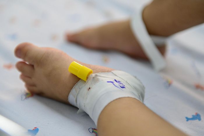  Tại khu vực hồi sức tích cực, các bệnh nhi chuyển nặng sang độ 3 và độ 4 đang được hỗ trợ thở máy và giám sát chặt chẽ các chỉ số sinh tồn. Đáng chú ý, số lượng ca bệnh ở phân độ này tại bệnh viện đang ghi nhận mức tăng trưởng rõ rệt so với cùng kỳ các năm trước. Số liệu thống kê cho thấy sự căng thẳng đặc biệt trong quý I/2026. Riêng tháng 1, có tới 9/11 trường hợp nhập viện đã rơi vào tình trạng nặng (độ 3), trong khi con số này ở tháng 2 và tháng 3 duy trì ở mức 3/9 ca mỗi tháng. 