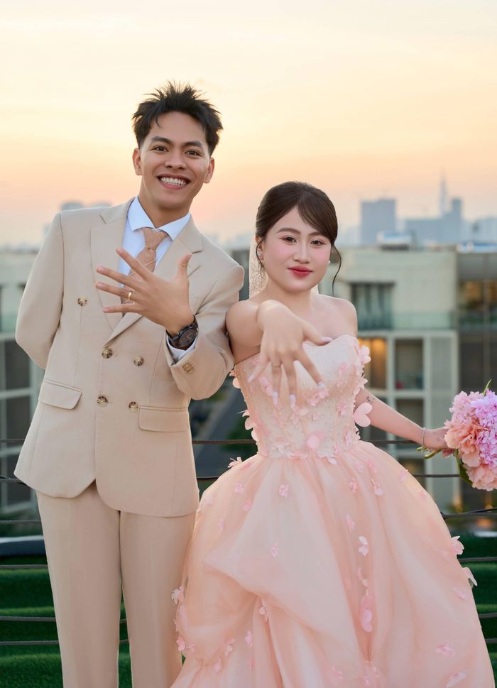  Cả hai về chung một nhà sau nhiều thăng trầm. 
