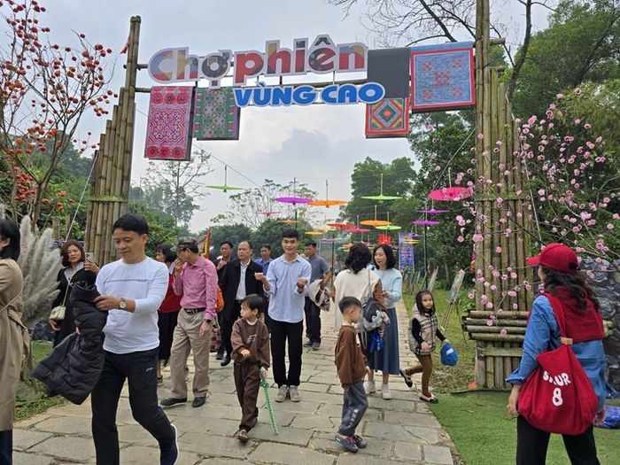 Điểm nhấn nổi bật nhất trong chuỗi hoạt động tháng 4 chính là không gian chợ phiên vùng cao mang chủ đề “Sắc màu Lai Châu”