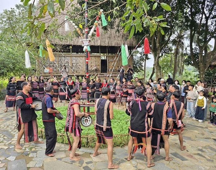 Không gian lễ hội rực rỡ tại Làng Văn hóa - Du lịch các dân tộc Việt Nam, nơi du khách được thực sự "sống" cùng bản sắc của cộng đồng 54 dân tộc anh em