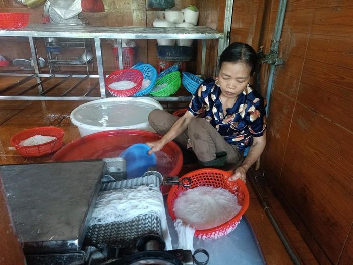 Công đoạn làm bún ở làng Vân Cù. Ảnh: Kha Phạm - TTXVN