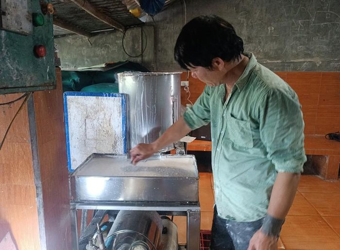 Công đoạn kiểm tra bột để làm bún. Ảnh: Kha Phạm - TTXVN