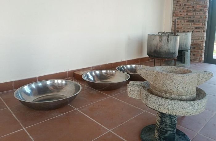 Nông cụ làm bún Vân Cù được lưu giữ tại Nhà trưng bày nông cụ nghề bún. Ảnh: Hải Âu - TTXVN