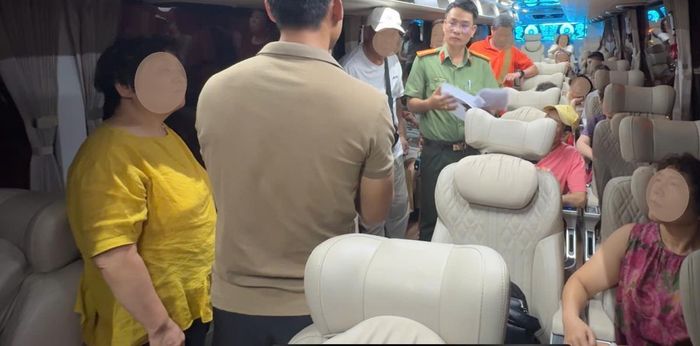 Cán bộ Phòng An ninh đối ngoại làm việc với đoàn du khách nước ngoài.