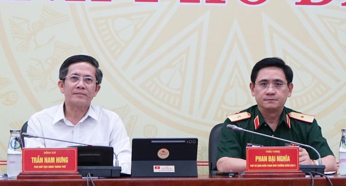 Ông Trần Nam Hưng-Ủy viên Ban Thường vụ Thành ủy, Phó Chủ tịch UBND TP Đà Nẵng và Thiếu tướng Phan Đại Nghĩa-Phó Tư lệnh kiêm Tham mưu trưởng Quân khu 5 đồng chủ trì tại điểm cầu Đà Nẵng.