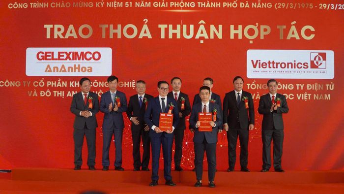 Chủ đầu tư và đối tác trao thỏa thuận hợp tác đầu tư vào KCN Tam Anh – An An Hòa tại lễ khởi công.