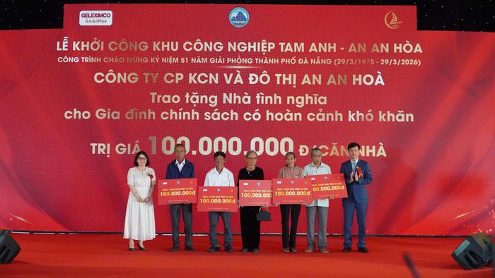 Chủ đầu tư hỗ trợ 5 ngôi nhà tình nghĩa trị giá 100 triệu đồng/nhà cho các hộ khó khăn tại địa bàn.