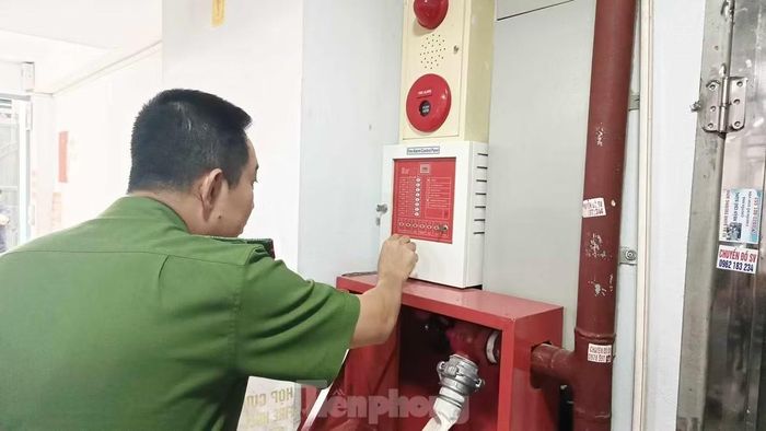 Lực lượng PCCC Hà Nội kiểm tra thiết bị báo cháy tại nhà cho thuê.