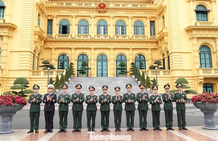 Lãnh đạo Ban Thanh niên Quân đội và các Gương mặt trẻ tiêu biểu toàn quân năm 2025.