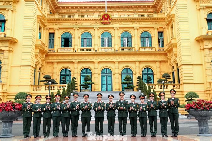  Lãnh đạo Ban Thanh niên Quân đội và các gương mặt trẻ ưu tú là nữ quân nhân. 