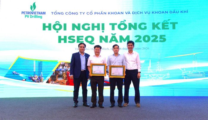 Ông Trần Anh Tuấn - Chánh Văn phòng Ứng phó tình huống khẩn cấp, Ban An toàn Môi trường và Phát triển bền vững Petrovietnam và ông Nguyễn Xuân Cường -Tổng Giám đốc PV Drilling trao giấy khen cho hai đơn vị đạt thành tích xuất sắc trong công tác HSEQ năm 2025.