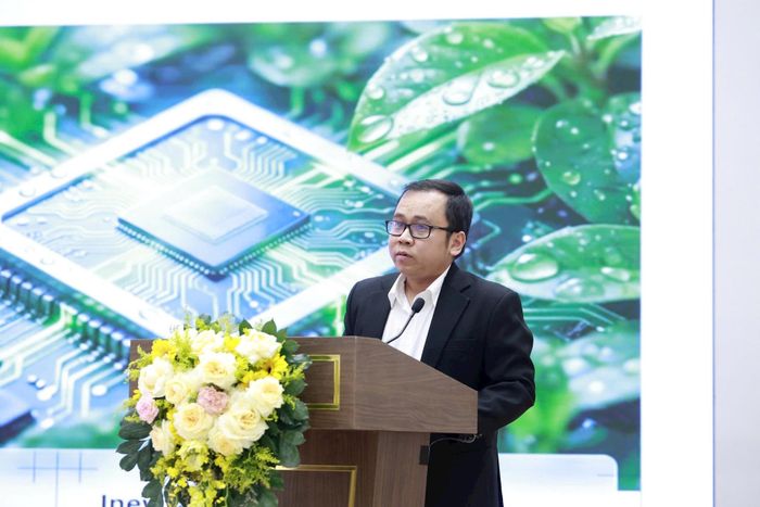 TS Lý Duy Khiêm, Giám đốc Trung tâm Điều hành thông minh Tập đoàn Becamex trình bày tham luận “Hệ sinh thái khu công nghiệp xanh – nền tảng bền vững cho nhà đầu tư và động lực cộng hưởng cho lộ trình ESG &amp; Net Zero”.