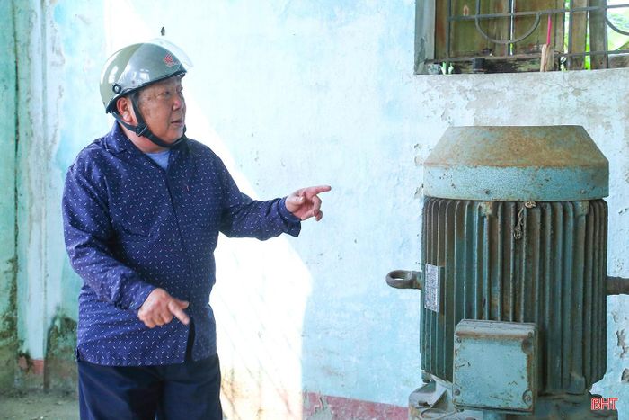 Ông Trần Hữu Luận - quản lý vận hành trạm bơm Sông Già cho biết: “Trước đây, mỗi đợt lấy nước cần bơm khoảng 8 ngày là trạm có thể cấp đủ cho gần 200ha đất canh tác, bà con rất yên tâm. Nay, công suất chưa đạt một nửa nên thời gian vận hành trạm bơm kéo dài. Có những đợt cao điểm, trạm phải hoạt động liên tục gần cả tháng mới đáp ứng nhu cầu tưới. Việc này không chỉ khiến người quản lý, vận hành phải vất vả túc trực mà chi phí tiền điện cũng tăng lên đáng kể”. 
