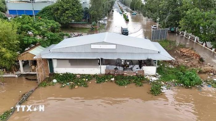 Bến phà Cồn Khương Bến nằm cuối đường Nguyễn Văn Cừ, gồm cầu tàu, nhà chờ và các hạng mục phụ trợ, với diện tích khoảng 1.844m2 do Nhà nước xây dựng với kinh phí gần 1,7 tỷ đồng. Đây từng là tuyến kết nối quan trọng giữa Cần Thơ và Vĩnh Long trước khi bị bỏ hoang. (Ảnh: Thanh Liêm/TTXVN)