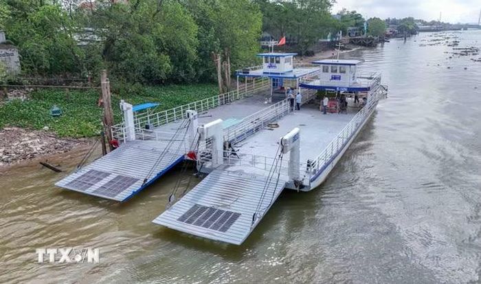 Hai chiếc phà của Hợp tác xã Thành Lợi luôn trong trạng thái sẵn sàng hoạt động nhưng không biết bao giờ bến phà mới được đấu giá lại. (Ảnh: Thanh Liêm/TTXVN)