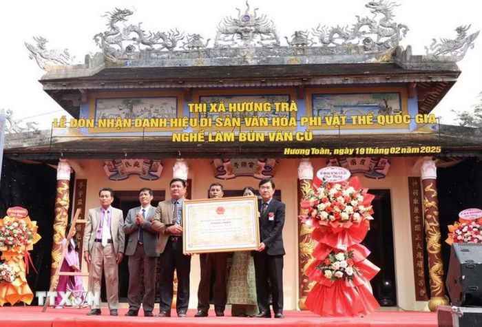 Đón nhận danh hiệu Di sản văn hóa phi vật thể quốc gia cho nghề làm bún Vân Cù. (Ảnh: Tường Vi/TTXVN)