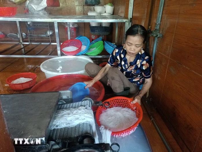 Công đoạn làm bún ở làng Vân Cù. (Ảnh: Kha Phạm/TTXVN)