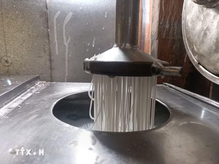 Máy móc được sử dụng thay thế thủ công tạo sợi bún Vân Cù thêm đều, đẹp. (Ảnh: Kha Phạm/TTXVN)