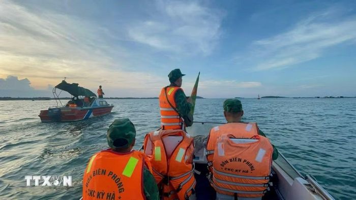 Cán bộ, chiến sỹ Đồn biên phòng cửa khẩu cảng Kỳ Hà (Bộ đội biên phòng Đà Nẵng) tuần tra kết hợp tuyên truyền chống khai thác bất hợp pháp, góp phần gỡ bỏ thẻ vàng IUU cho ngư dân. (Ảnh: Đoàn Hữu Trung/TTXVN)