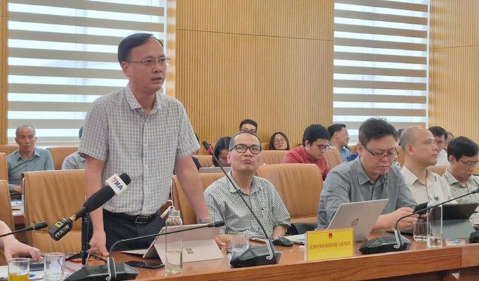 Ông Phan Quang Minh, Phó Cục trưởng Cục Chăn nuôi - Thú y, trả lời tại họp báo