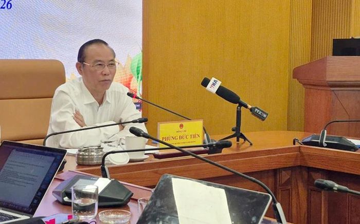Thứ trưởng Bộ Nông nghiệp và Môi trường Phùng Đức Tiến trao đổi với báo chí tại họp báo