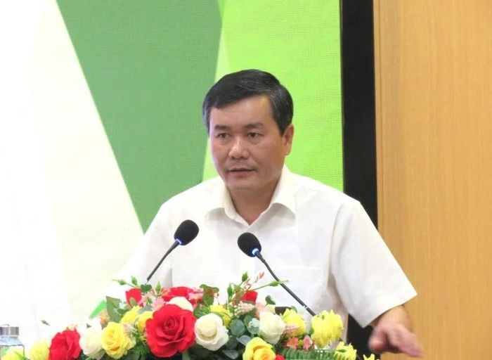 Đồng chí Phạm Văn Tuấn, Báo cáo viên Trung ương, Phó Trưởng Ban Tuyên giáo và Dân vận Tỉnh ủy truyền đạt nội dung chuyên đề tại hội nghị.