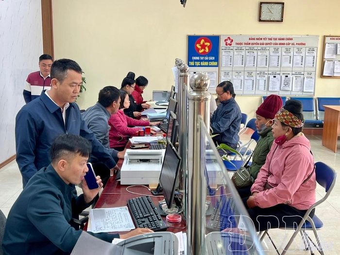 Cán bộ Trung tâm Phục vụ hành chính công phường Mường Thanh giải quyết thủ tục hành chính cho người dân.