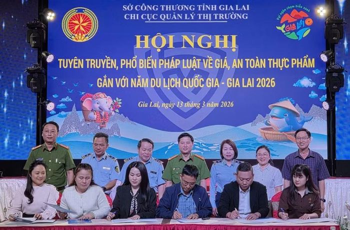 Đại diện doanh nghiệp ký cam kết bảo đảm an toàn thực phẩm và thực hiện yết giá theo quy định trong Năm Du lịch quốc gia - Gia Lai 2026. Ảnh: B.N