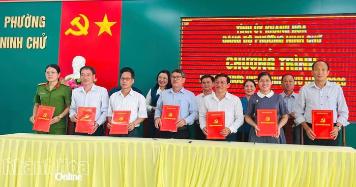 Đại diện các đảng bộ cơ sở ký cam kết thực hiện nhiệm vụ năm 2026.