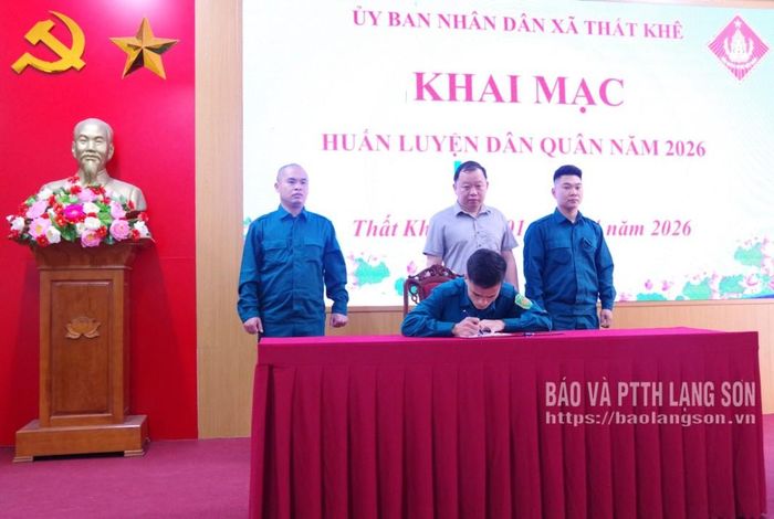 Đại diện các trung đội dân quân Cơ động xã Thất Khê ký kết giao ước thi đua huấn luyện