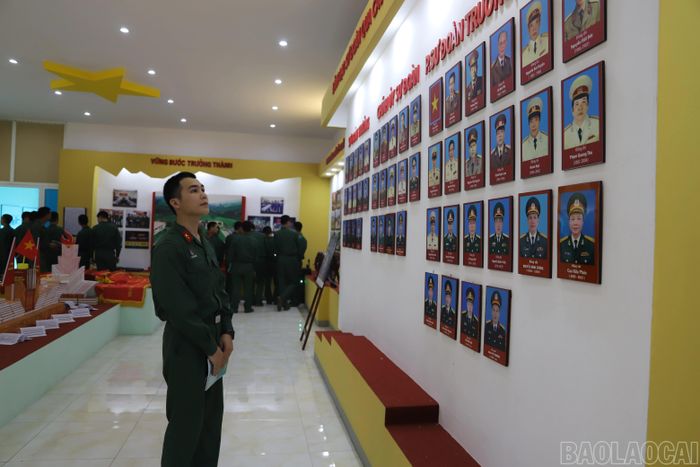 Binh nhì Lê Trọng Đức - Tiểu đội 3, Trung đoàn 752, Sư đoàn 355 thăm nhà truyền thống của Sư đoàn 355.